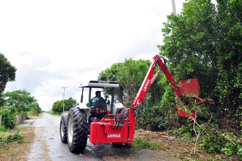 O secretário de Agricultura, Eduardo Alves, acompanhou a limpeza das estradas vicinais, na estrada da Pataca, na altura do Canal Coqueiros até o Solar do Colégio (Foto: César Ferreira)