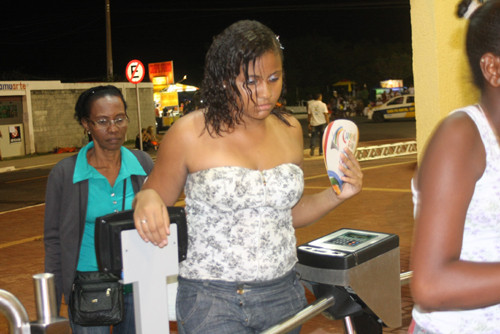 Nesta sexta-feira (27), a estudante Rafaela Mariano, 13 anos, acompanhada da tia e das primas, compareceu ao Cepop para assistir ao tio desfilar no Bloco de Samba Os Psicodélicos (Foto: Antonio Leudo)