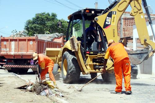 O mutirão de limpeza conta com homens e máquinas (Foto: César Ferreira)