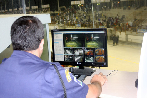 Uma equipe formada por dois guardas municipais, dois policiais militares e um bombeiro faz o monitoramento das câmeras. (Foto: Antônio Leudo)