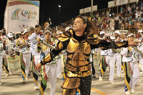 O performático David Brazil, que veio com a Acadêmicos da Grande Rio para os desfiles do Campos Folia 2012, deu nota 10 para o Centro de Eventos Populares Osório Peixoto. (Foto: Rogério Azevedo)