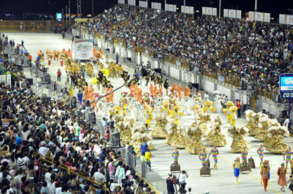 O Campos Folia, carnaval fora de época do município, foi muito bem aceito pela população que compareceu em peso ao Centro de Eventos Populares (Foto: Gérson Gomes)