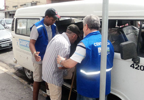 O deficiente visual Carlos Augusto da Silva, de 53 anos, que durante 35 anos foi morador de rua, após receber tratamento com a equipe multiprofissional da Casa da Cidadania e do Centro Pop, foi inserido no Programa Morar Feliz (Foto: Rodolfo Lins)
