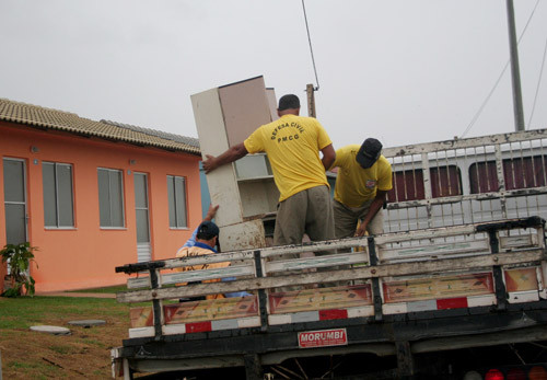 Nesta quinta-feira (03), num trabalho conjunto das secretarias municipais de Defesa Civil e de Família e Assistência Social, estão previstas 37 mudanças para o conjunto habitacional do Programa Morar Feliz no Parque Aldeia (Foto: Antonio Leudo)