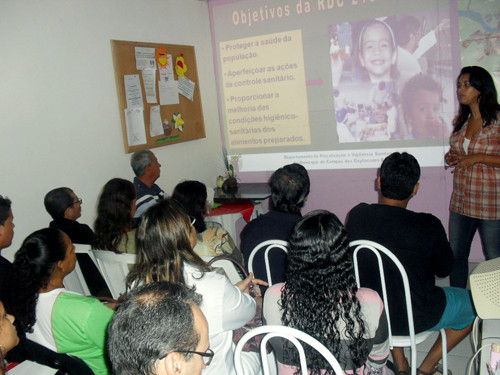 O curso para manipuladores de alimentos oferece, ainda, orientações quanto à importância da higienização de utensílios e equipamentos, da desinfecção de ambiente de trabalho, do controle de temperatura e armazenagem dos alimentos comercializados (Foto: Divulgação)