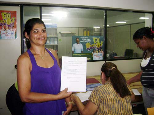 A dona de casa, Tereza Beatriz Ribeiro, entregou o currículo e está com esperança de conseguir uma vaga de merendeira (Foto: Divulgação)