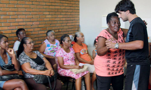 Para comemorar o Dia das Mães, o Centro de Referência e Assistência Social (Cras) do bairro Jardim Carioca realizou ontem (quarta-feira, 09), um café da tarde para as usuárias que participam das atividades desenvolvidas pelos profissionais (Foto: Rodolfo Lins)