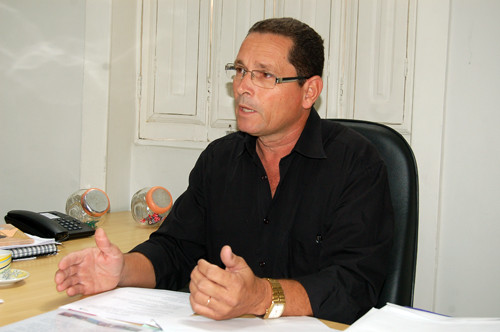 O secretário de Trabalho e Renda, José Alberto Nogueira, convida os taxistas para efetuarem as inscrições (Foto: Check)