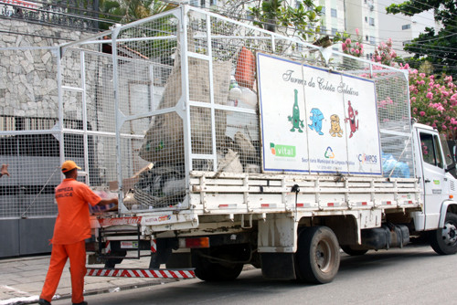 Quatro caminhões percorrem o município, realizando a coleta de recicláveis (Foto: Antonio Leudo)