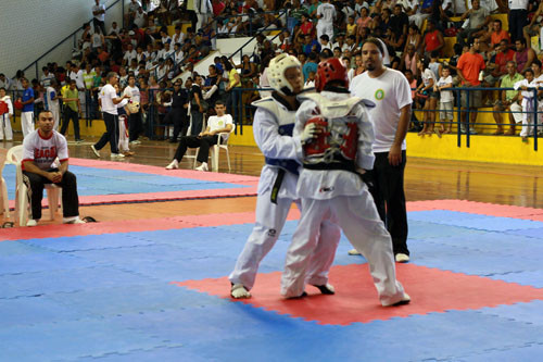 Cerca de 60 alunos de taekwondo da Fundação Municipal de Esportes (FME) partiram na manhã deste sábado (12), para a cidade de São Gonçalo, onde disputarão a segunda etapa do campeonato estadual da modalidade (Foto: Divulgação)