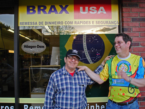No momento do encontro entre o brasileiro e o americano, Bob estava usando a camisa do Carnaval fora de época (Foto: Divulgação)