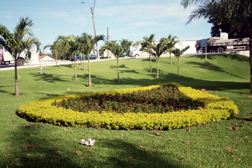 Com vários pontos reformulados, a manutenção dos jardins tem sido feita diariamente pela empresa responsável pelo projeto de paisagismo na cidade, a Emec (Foto: Antônio Leudo)