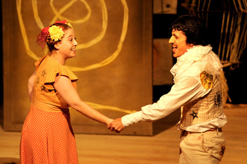 A comédia As Conchambranças de Quaderna, estrelada por Leonardo Brício e Débora Lamm, será apresentada neste sábado, às 21h e no domingo, às 19h, no Teatro Municipal Trianon (Foto: Divulgação)