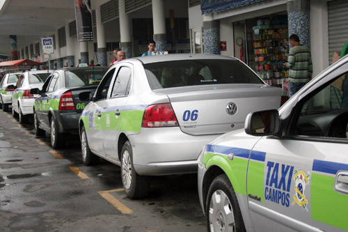 Para facilitar o acesso dos taxistas às inscrições para o projeto taxista Nota 10, a secretaria de Trabalho e Renda vai até os principais pontos de taxi para levar informações sobre o curso (Foto: Antonio Leudo)