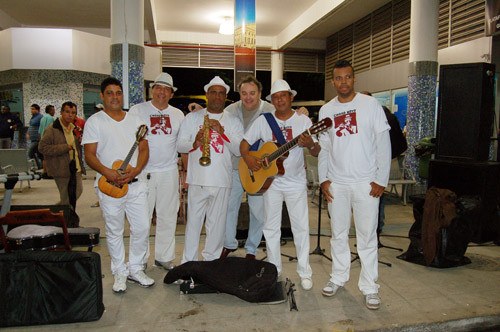 O ritmo contagiante do chorinho levou um repertório diferente para o público que estava na Rodoviária Roberto Silveira (Foto: Check)