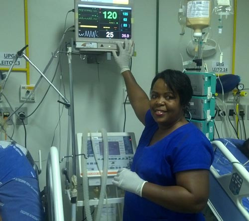 Maria  Vitória  se desloca  do Rio de Janeiro ? onde mora ? para cumprir seus plantões na Unidade para Pacientes Graves do Hospital Ferreira Machado. (Foto: Divulgação)
