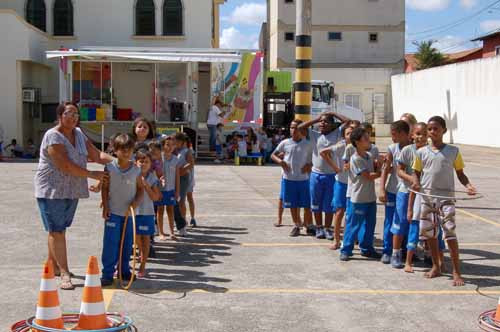 O Caminhão Viajando com as Artes, da coordenação de Animação Cultural da Secretaria de Educação, está repleto de atrativos para a criançada da rede municipal (Foto: Check)