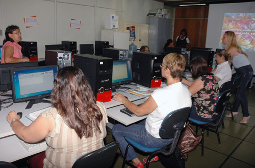 Os alunos aprendem diversas atividades, no curso que é oferecido pelo Núcleo de Tecnologia Educacional, através do Departamento de Inclusão Digital (DID). (Foto: Check)