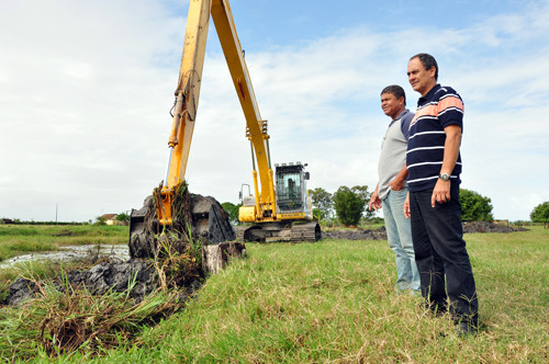 A prefeitura, através da Secretaria de Agricultura e Pesca, continua fazendo a limpeza de canais secundários e terciários na Baixada Campista (Foto: César Ferreira)