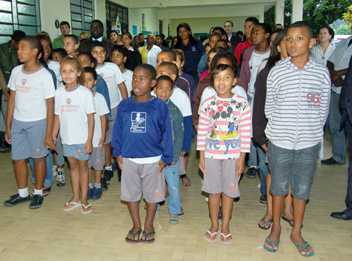 O Lar Fabiano de Cristo -UPI Francisco Lamego- atende 60 crianças e jovens com idades entre cinco e 13 anos. Um dos projetos desenvolvidos pela entidade é o Laboratório de Idéias (Foto: Check)