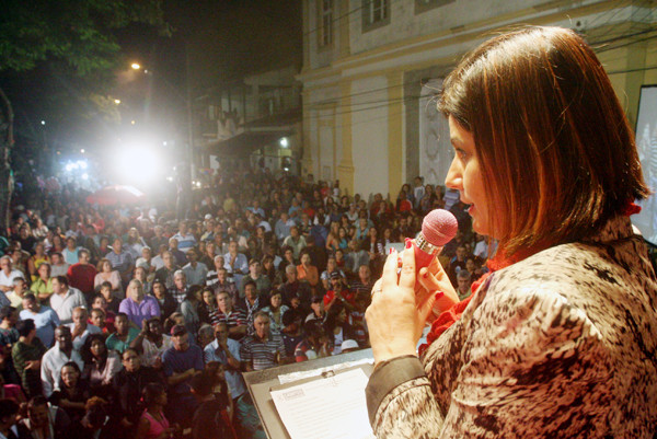 A prefeita Rosinha Garotinho anunciou um pacote de investimentos no distrito de Goitacazes (Foto: Gerson Gomes)