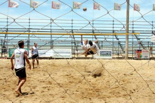 Os eventos esportivos acontecem na arena na orla da praia campista (Foto: Check)