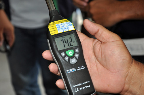 Durante a operação, é feita a medição de decibéis nos carros de som (Foto: Gerson Gomes)