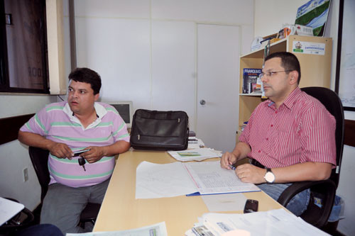 O presidente da Codemca, Jivago Faria, recebeu nesta segunda-feira (28), um dos coordenadores do I Feirão de Automóveis, realizado no Cepop (Foto: Rogério Azevedo)