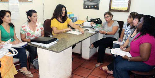 A diretora do Departamento de Proteção Social Especial, Anne Caroline Cardoso, se reuniu  com as coordenadoras dos Creas, além de técnicos do órgão, para elaborar o Dia Internacional de Combate à Violência contra Pessoas Idosas (Foto: Divulgação)