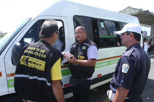 A fiscalização de transportes clandestinos em Campos vem sendo uma constante e a Emut tem trabalhado ativamente no combate a essas irregularidades na cidade (Foto: Divulgação)