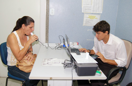 O exame consiste na realização de manobras de inspiração e expiração, que são registradas por um aparelho, chamado espirômetro (Foto: Check)