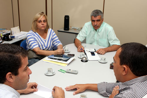 Secretária de Trabalho e Renda, Cecília Ribeiro Gomes, e o presidente do Fundecam, Eduardo Crespo, se reuniu com representantes da Dorel (Foto: Gerson Gomes)
