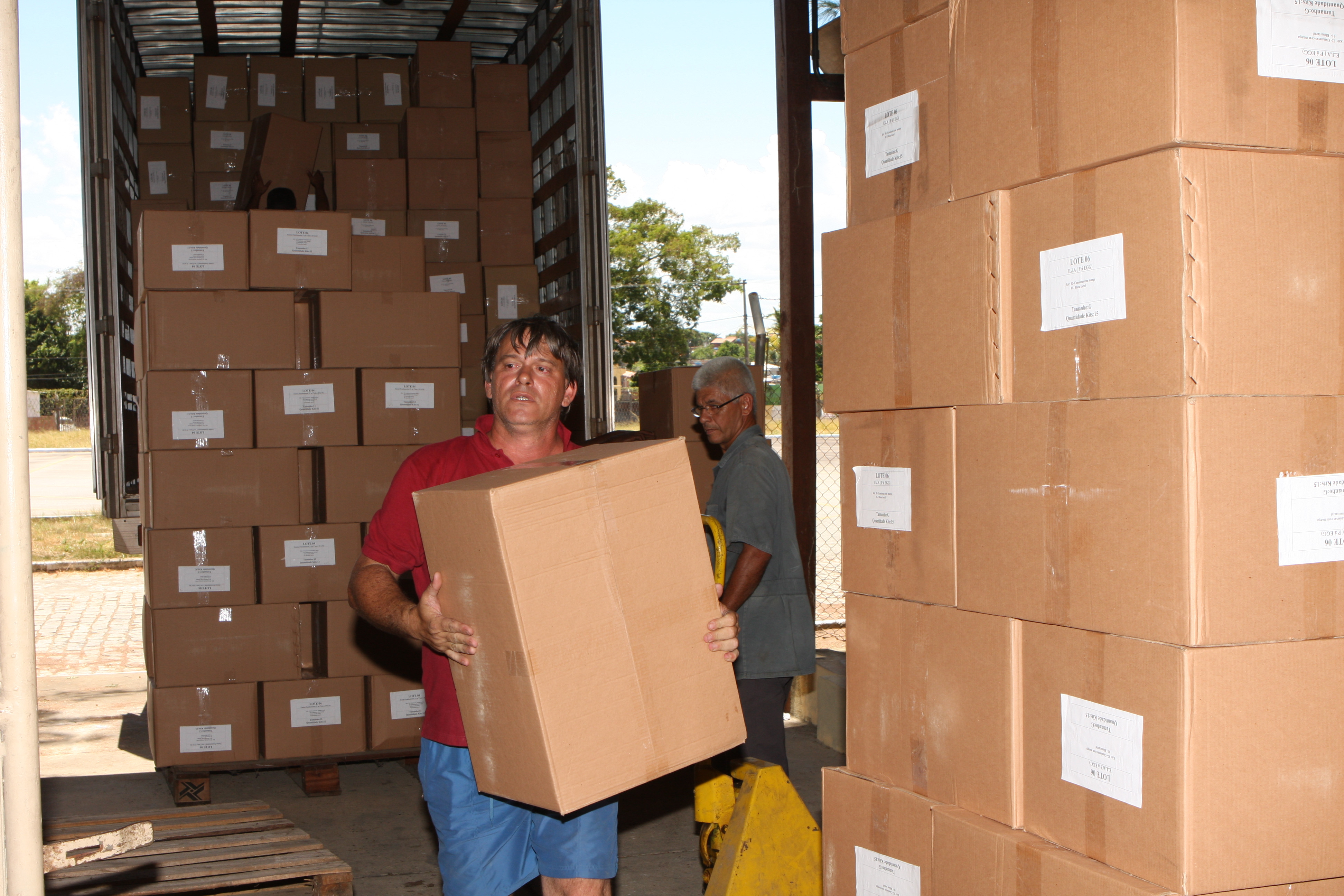 O material começou a chegar em caminhões container (Foto: Gerson Gomes)