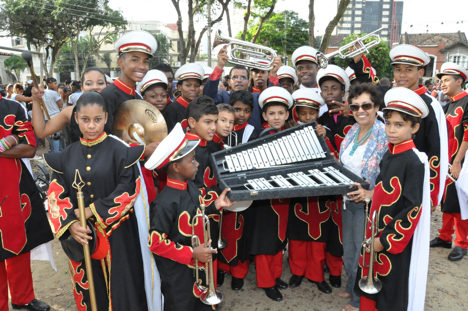 Doze escolas municipais da cidade e do interior receberam novos instrumentos musicais para as bandas de fanfarra. (Foto: Gerson Gomes)