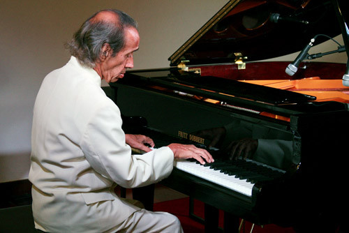 Músico desde os sete anos, Assis Brasil está prestes a festejar 60 anos de carreira e, nos últimos meses, vem apresentando um espetáculo especial, como este que foi apresentado ao público campista (Foto: Divulgação)