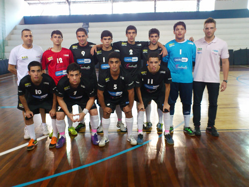 No último domingo (1º) a equipe de Futsal - Sub-17 - da Fundação Municipal de Esportes venceu o primeiro jogo das semifinais da Liga Rio Futsal por 5 a 2 contra a equipe carioca da AABB (Foto: Divulgação)