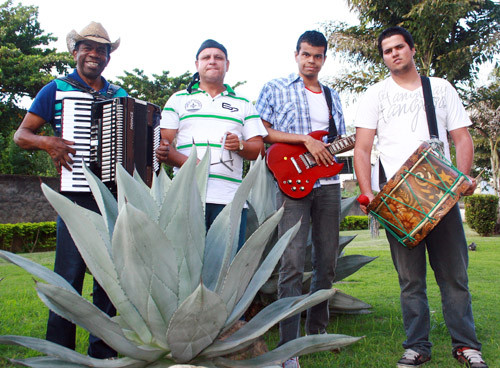 O grupo Forró Mandacaru vai animar o começo da noite desta sexta-feira (6), na Praça da Penha (Foto: Divulgação)