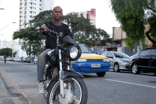 O motoboy Hércules Gomes Monteiro entregou o currículo e conseguiu emprego em menos de um mês (Foto: César Ferreira)