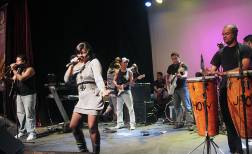 Os jovens do Bonde Brasil esperam pelo público nesta segunda-feira (9), no Teatro de Bolso Procópio Ferreira (Foto: Antônio Leudo)