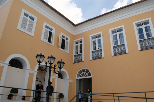 O espaço gerenciado pela Fundação Cultural Jornalista Oswaldo Lima funciona na Praça São Salvador, de terça à sexta-feira, das 9h às 20h e, aos sábados, domingos e feriados das 13h às 18h (Foto: Check)