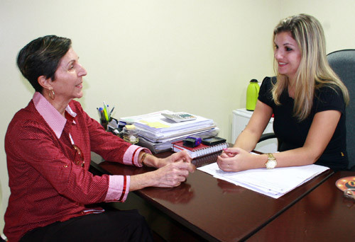 A presidente da Fundação Trianon, Aline Ferreira, recebe a presidente da Cesda, Clélia Serrano (Foto: Divulgação)