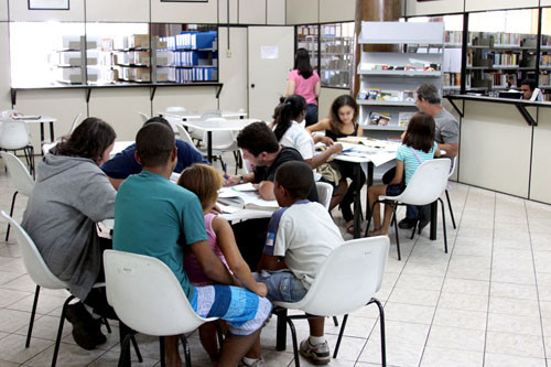 A Biblioteca Municipal Nilo Peçanha, da Fundação Cultural Jornalista Oswaldo Lima, recebe diariamente dezenas de pessoas que fazem leitura de jornais, revistas e livros disponíveis no local (Foto: Secom)