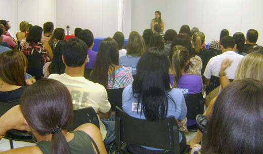 A subsecretária da Família e Assistência Social, Giselda Leão, se reuniu na última semana com os síndicos e agentes sociais do Programa Morar Feliz, no auditório da secretaria de Governo (Foto: Rodolfo Lins)