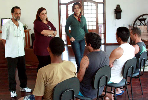 A secretária da Família e Assistência Social, Izaura Freire, visitou nesta quarta- feira (18) os pacientes dependentes de substâncias psicoativas lícitas e ilícitas da Clínica de Reabilitação Geremias de Mattos Fontes, na localidade de Pedra Lis (Foto: Rodolfo Lins)