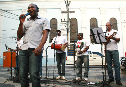 No show, o jovem sambista vai apresentar um trabalho que resume a trajetória de seus 11 anos de carreira, como cantor e músico (Foto: Divulgação)