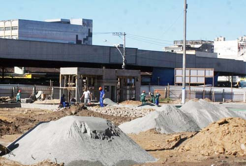 A prefeitura está reformando o Parque Alberto Sampaio, área de lazer que fica no coração da cidade (Foto: Antonio Leudo)