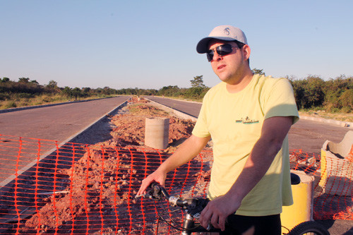 O digitador Clodomiro Neto, 30, usa o espaço para praticar o ciclismo, esporte que para ele é um hobby (Foto: Juarez Fernandes)