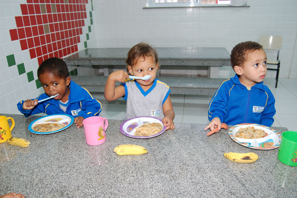 Alunos merendam na Creche Escola Irmã Dulce (Foto: Check)