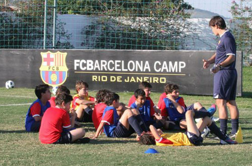 Gabriel foi recebido pelos treinadores do Barcelona e pelos organizadores do evento. Ele está eufórico. (Foto: Francisca de Assis)