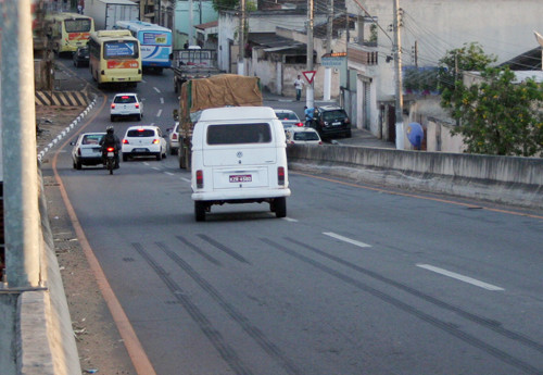 trabalho pontual de sinalização será feito na Rua Estilac Leal, antes da subida da Ponte Alair Ferreira. (Foto: Antonio Leudo)